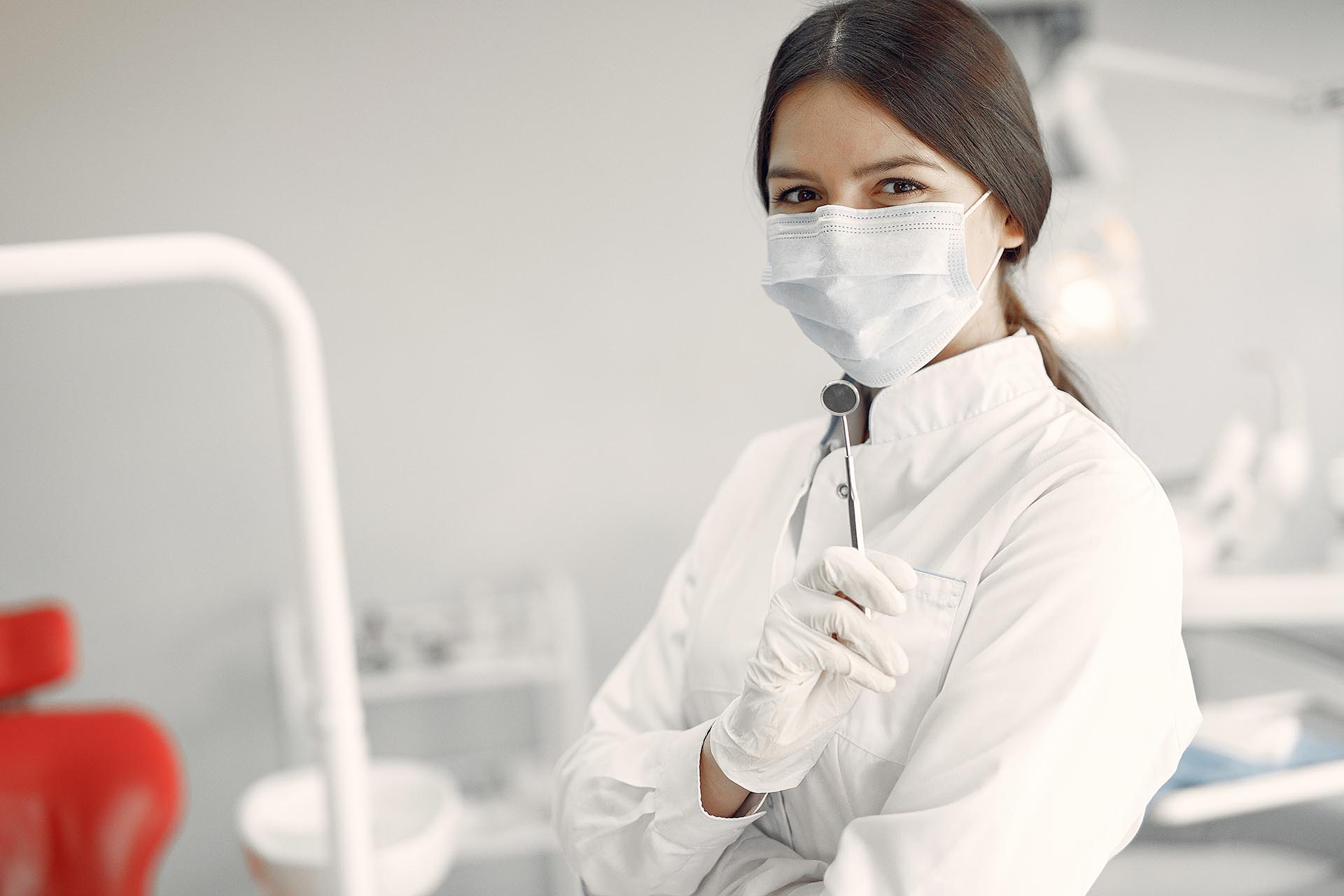 Beautiful dentist working on a dental clinic لورم ایپسوم متن ساختگی